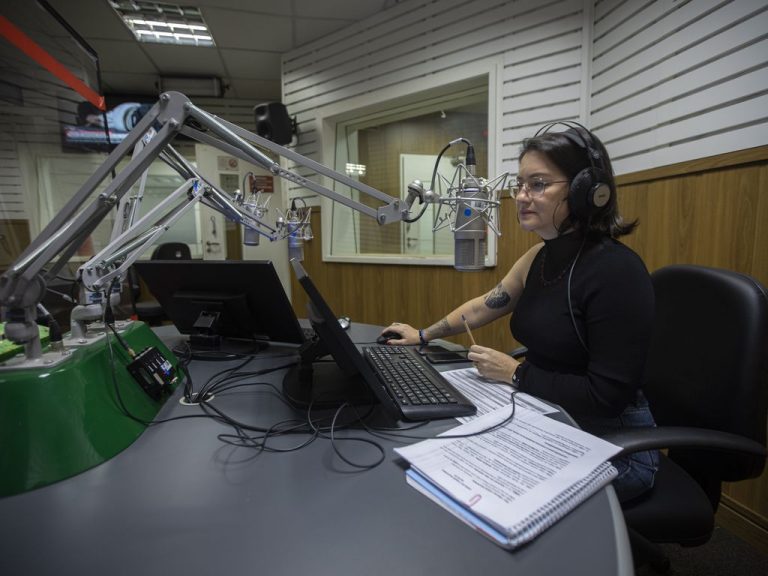 Normas para emissão de carteira profissional de radialista entram em vigor