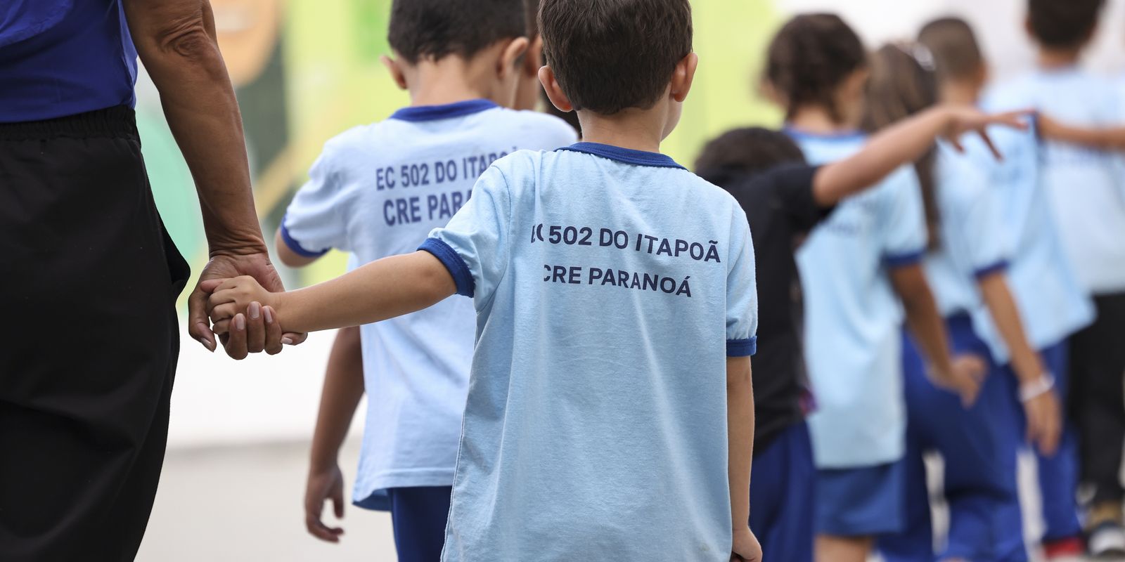 Policiais de escola cívico-militar são afastados após punição a alunos no DF