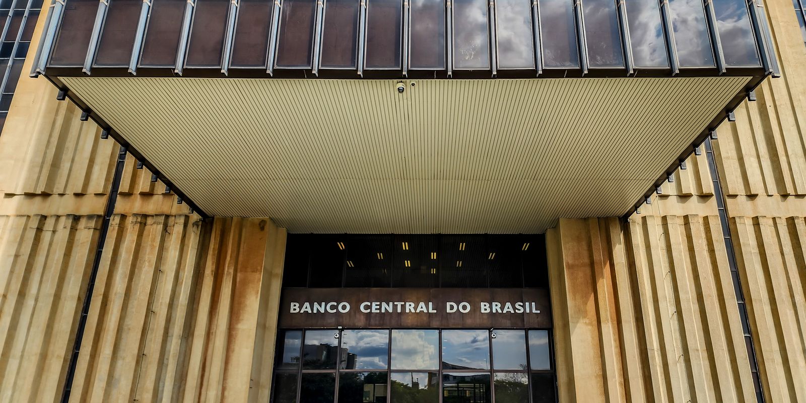 Queda do dólar leva Banco Central a prejuízo de R$ 119,97 bilhões em 2025