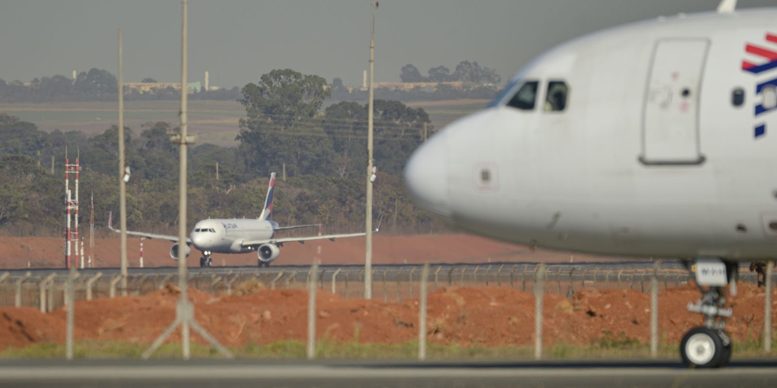 Voo da Latam é adiado em Brasília após falsa ameaça de bomba