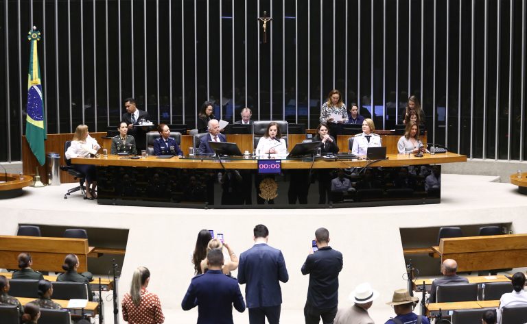 A Câmara dos Deputados celebra a atuação feminina nas Forças Armadas e debate a ampliação de sua participação