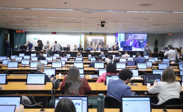 Redução da jornada de trabalho divide opiniões entre deputados na CCJ