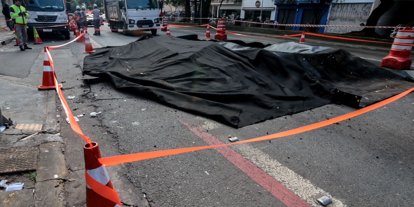 Cratera se forma na rua da Consolação, em São Paulo, após explosão