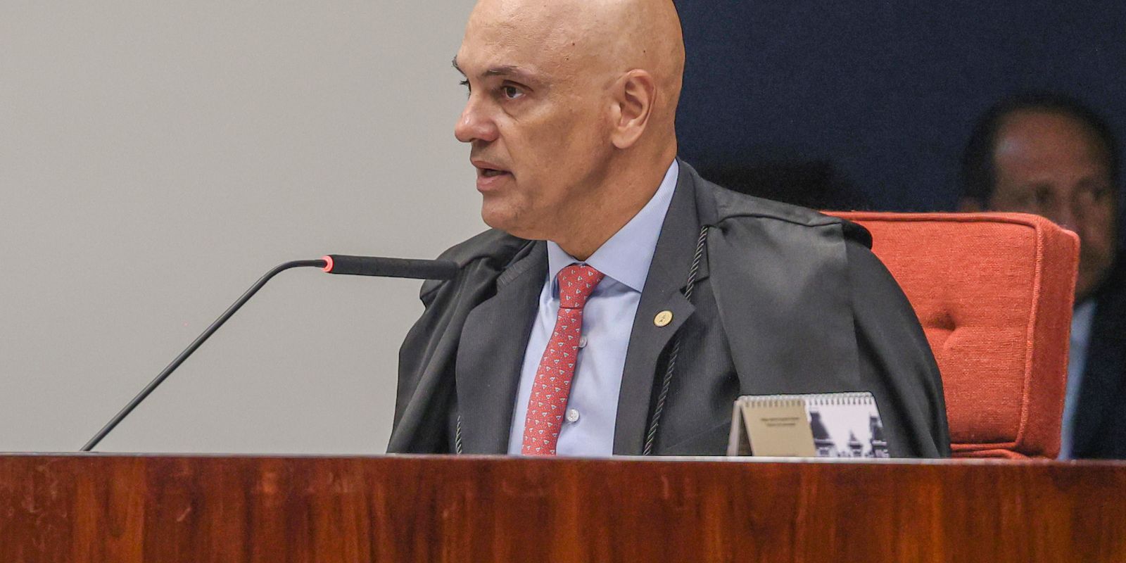 Moraes refuta ter dialogado com Vorcaro no dia da prisão do banqueiro