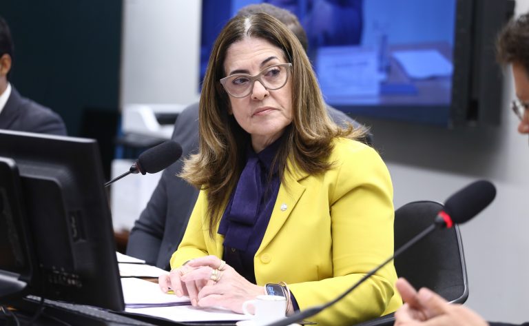 Proposta estabelece rede de suporte psicossocial e financeiro para mães atípicas e cuidadores