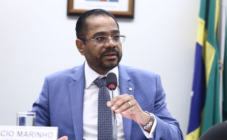 Proposta legislativa estabelece limite de 15 dias para empresas responderem a queixas de consumidores