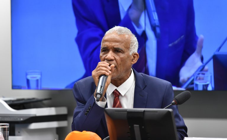 Projeto veda porte de arma e acesso a clubes de tiro para condenados por violência contra mulher