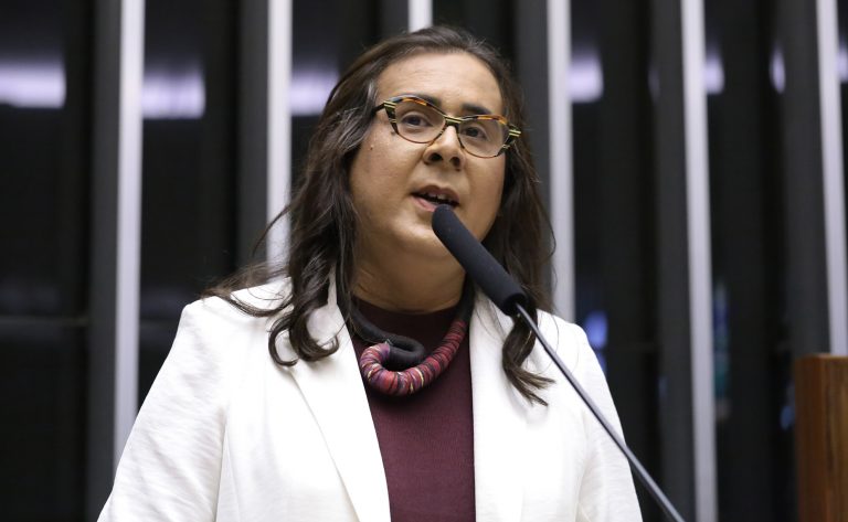 Projeto propõe tipificar feminicídio político, elevando pena mínima para 25 anos