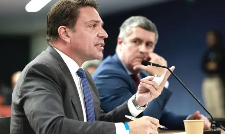 Moraes determina prisão de Ramagem após deputado ser visto em Miami 