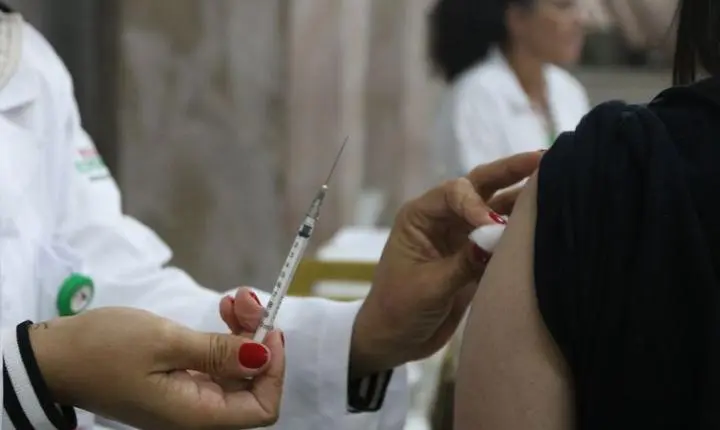 Vacina contra a covid-19 protege gestantes de complicações