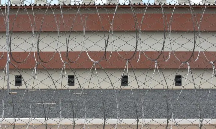 Banqueiro Daniel Vorcaro é levado para presídio federal de segurança máxima em Brasília
